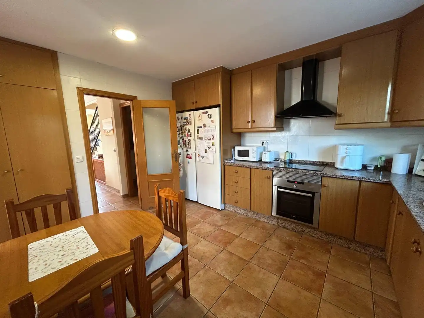 Küche von Einfamilien-Reihenhaus zum Verkauf in Cullera mit Klimaanlage, Privatgarten und Terrasse