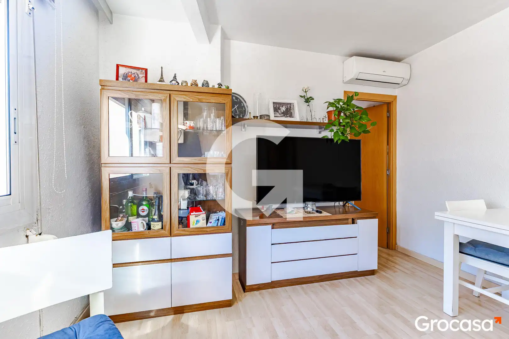 Sala d'estar de Pis en venda en L'Hospitalet de Llobregat amb Aire condicionat, Calefacció i Moblat