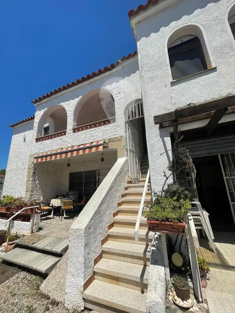 Vista exterior de Piso en venta en Empuriabrava con Piscina y Piscina comunitaria