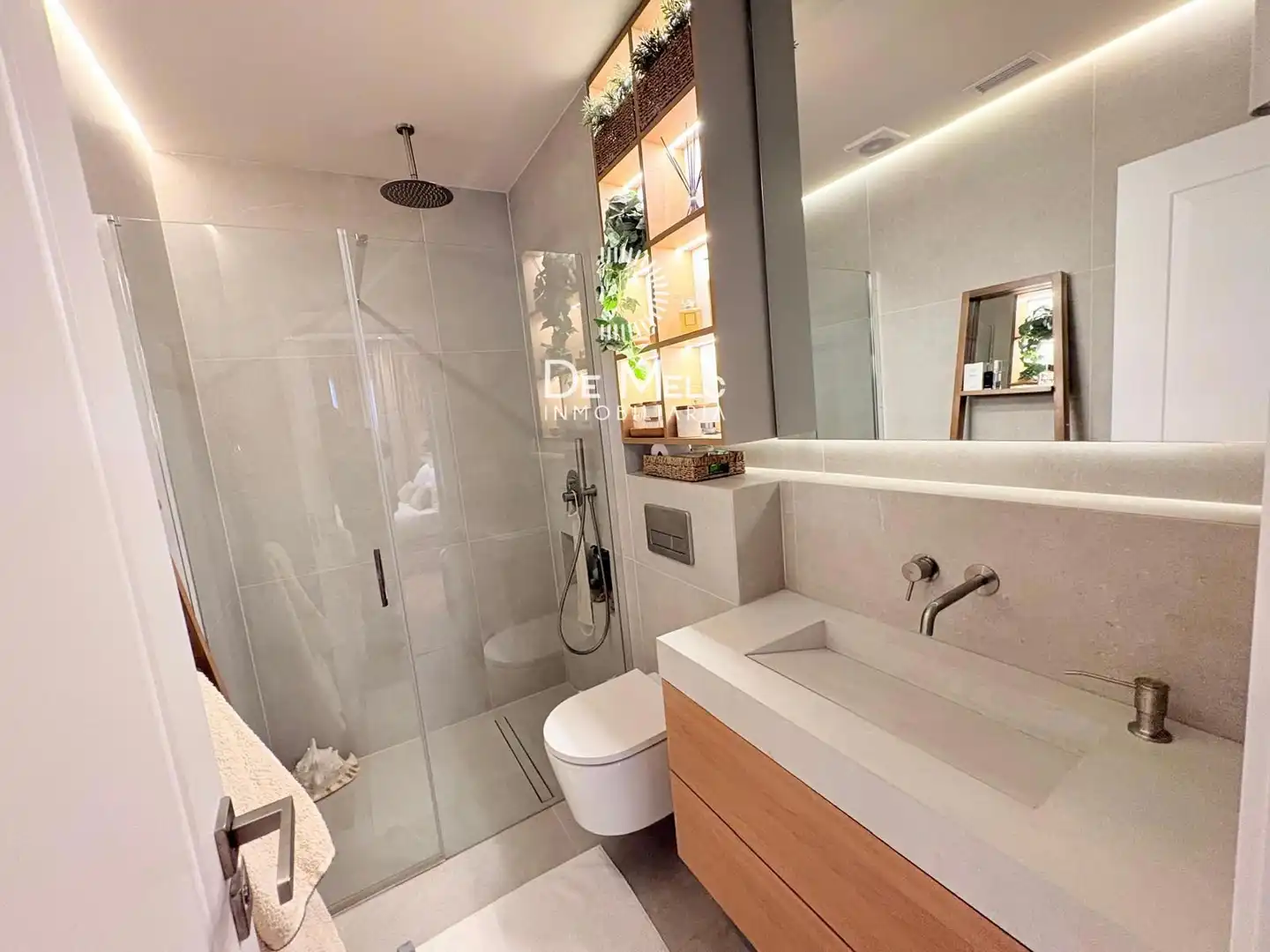 Badezimmer von Wohnung zum Verkauf in Barcelona mit Klimaanlage, Heizung und Parkett