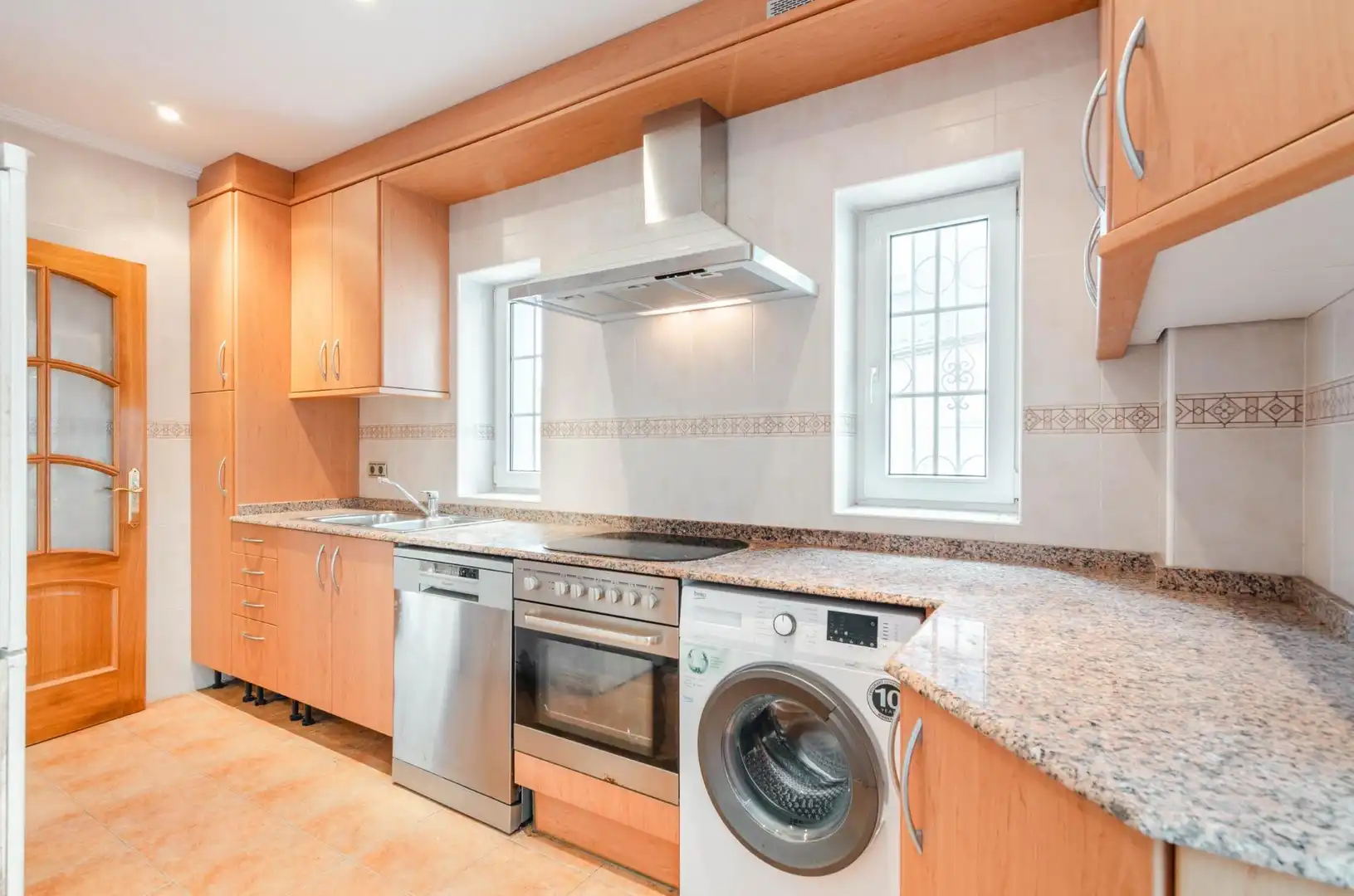Cuina de Casa o xalet en venda en Oviedo  amb Calefacció, Terrassa i Traster