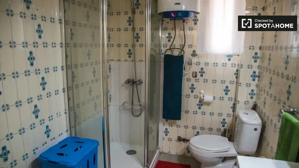 Bathroom of Flat for rent in Valencia  with Air Conditioner, Heating and Furnished