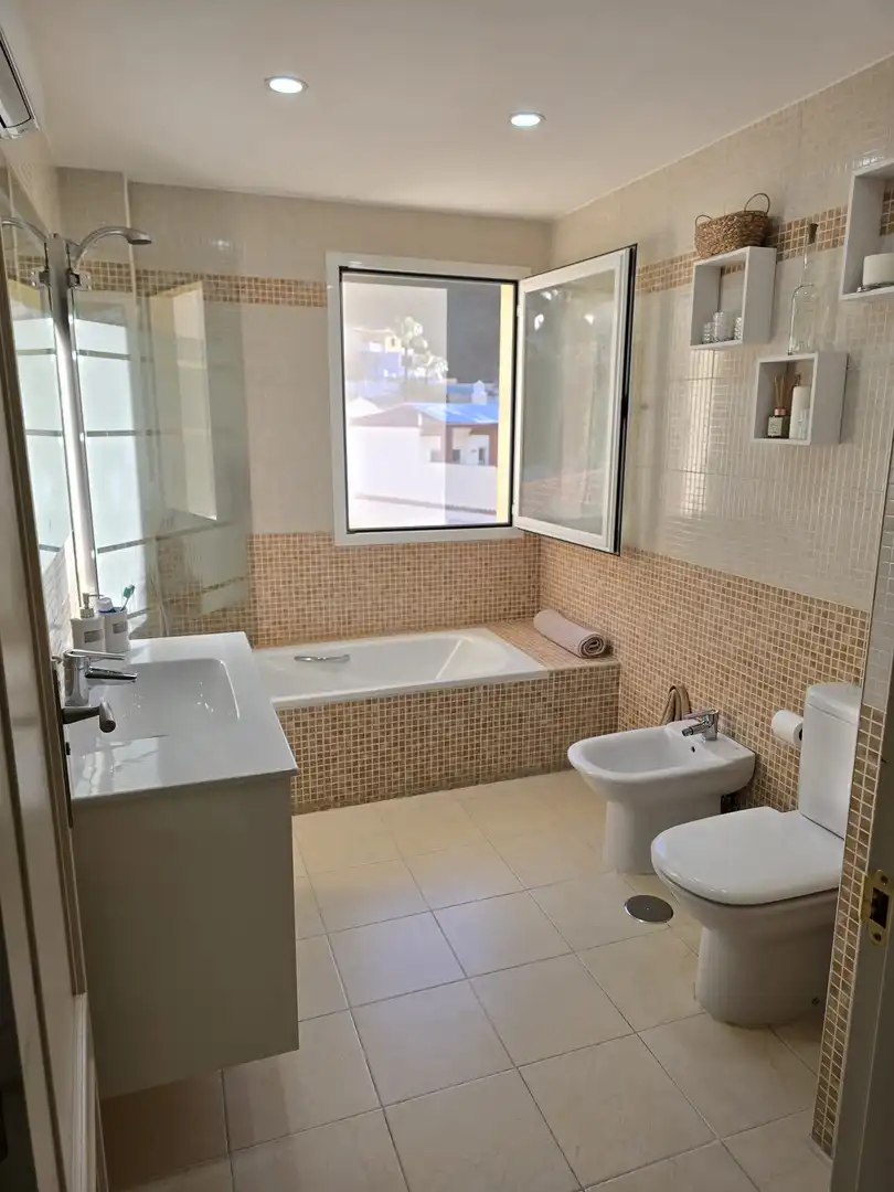 Baño de Dúplex en venta en Mijas con Aire acondicionado, Calefacción y Terraza