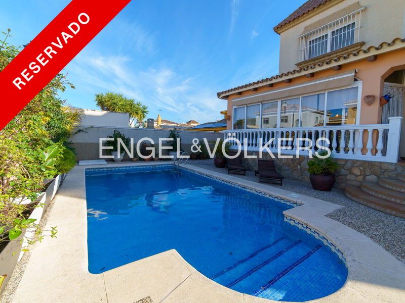 Vista exterior de Casa o xalet en venda en El Puerto de Santa María amb Aire condicionat, Calefacció i Jardí privat