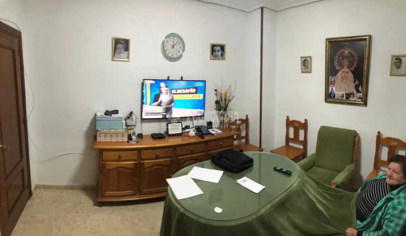 Sala de estar de Casa adosada en venta en Sevilla con Aire acondicionado y Balcón