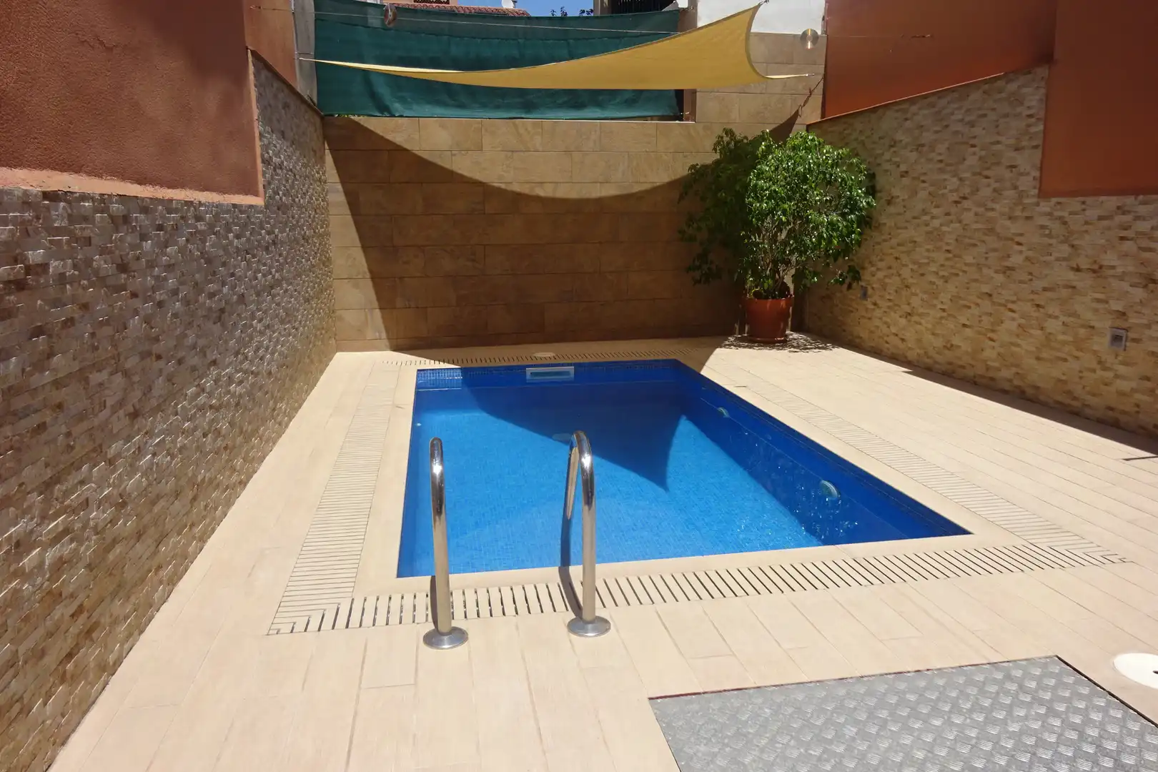 Piscina de Casa adosada en venda en Barcelona amb Aire condicionat, Calefacció i Parquet