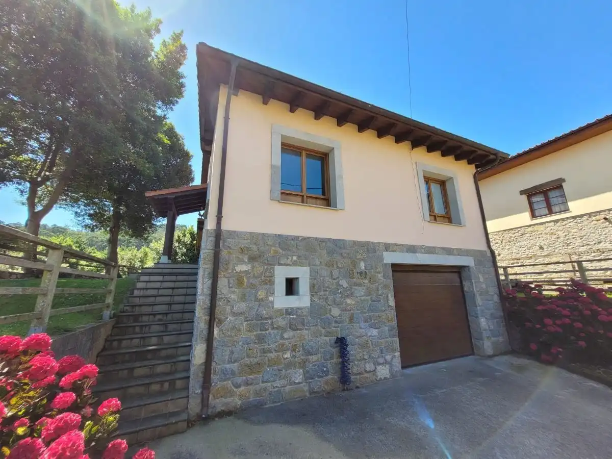 Vista exterior de Casa o xalet en venda en Llanes amb Calefacció, Jardí privat i Terrassa