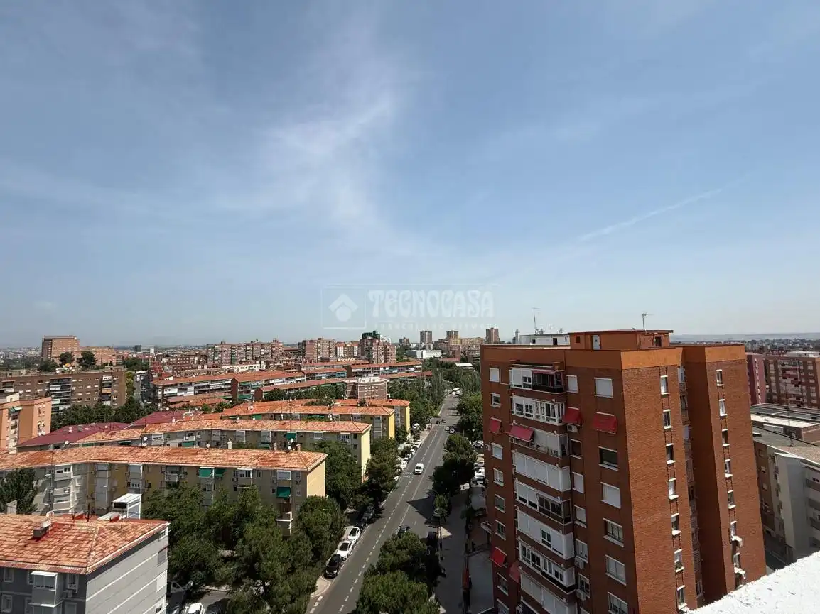 Vista exterior de Piso en venta en Madrid con Terraza y Balcón
