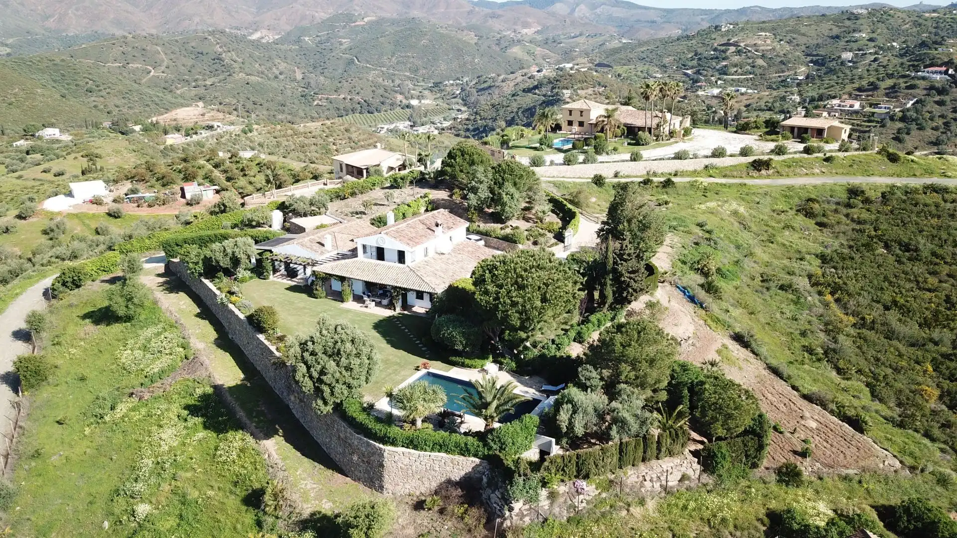 Vista exterior de Finca rústica en venda en Mijas amb Aire condicionat, Traster i Piscina