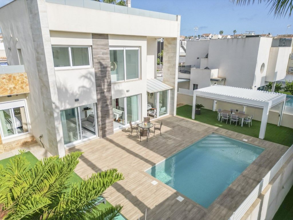 Terrace of House or chalet for sale in Torrevieja  with Air Conditioner, Heating and Private garden