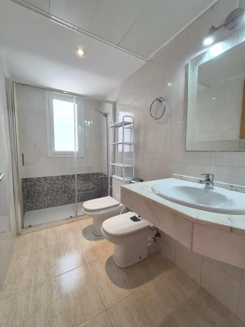 Badezimmer von Wohnung zum Verkauf in El Vendrell mit Klimaanlage, Heizung und Privatgarten