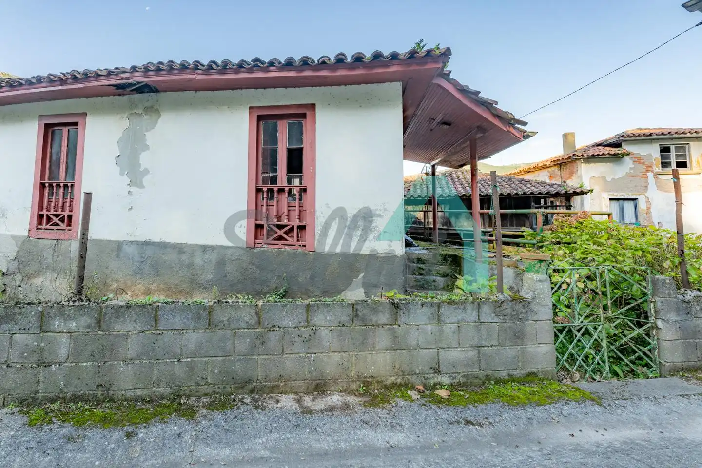 Außenansicht von Einfamilien-Reihenhaus zum Verkauf in Belmonte de Miranda mit Parkett