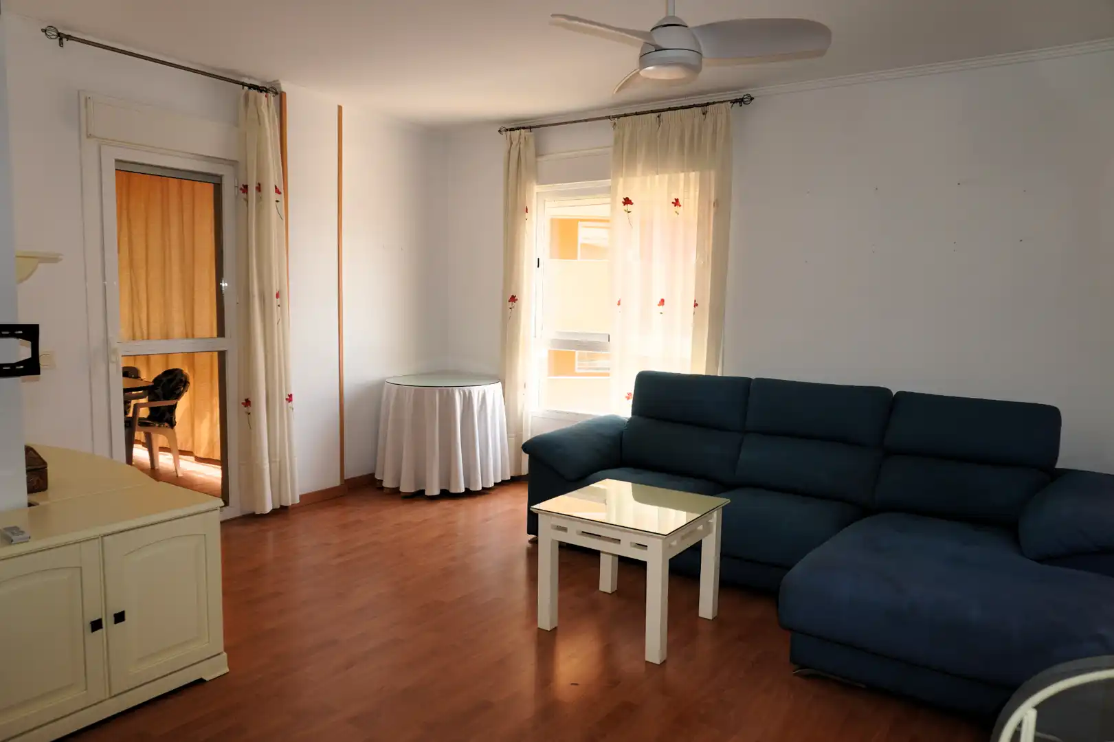 Sala d'estar de Pis en venda en Roquetas de Mar amb Aire condicionat, Terrassa i Moblat