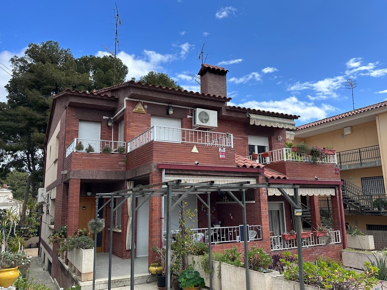 Vista exterior de Casa adosada en venda en Calafell amb Aire condicionat, Calefacció i Jardí privat