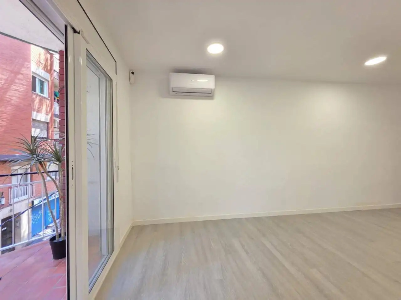Wohnung zum Verkauf in Barcelona mit Klimaanlage, Parkett und Terrasse