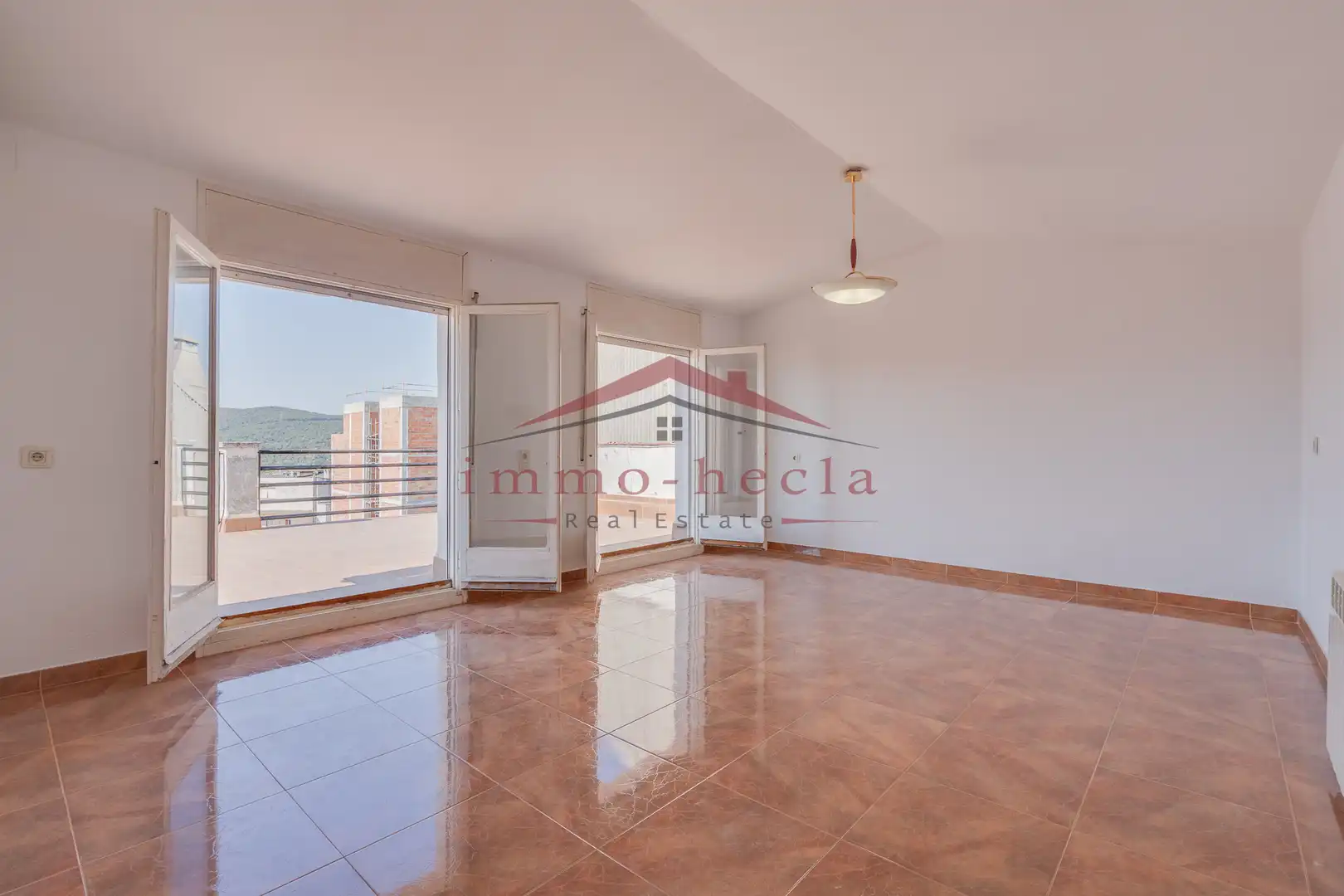 Sala d'estar de Casa adosada en venda en Vilanova del Camí amb Calefacció, Terrassa i Piscina