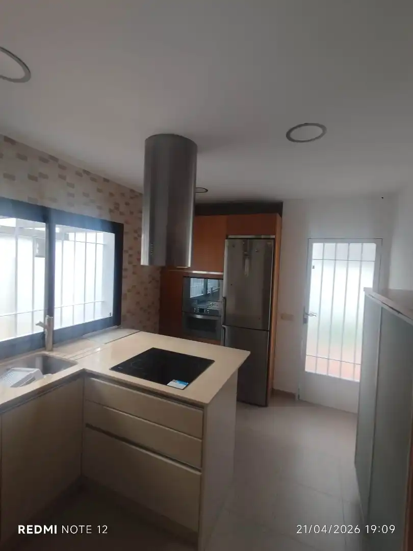 Cuina de Casa adosada en venda en Villanueva del Ariscal amb Aire condicionat, Calefacció i Jardí privat