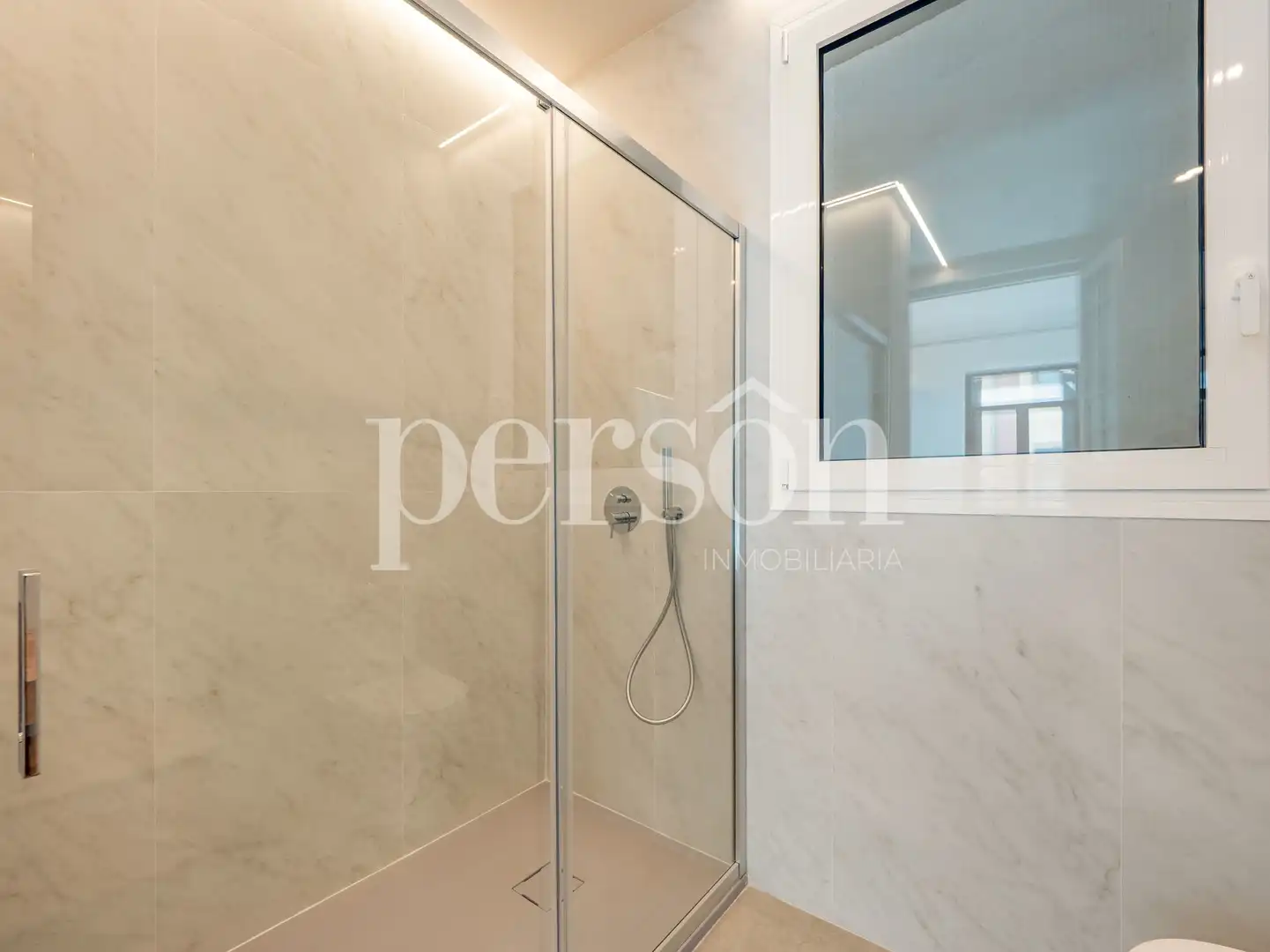 Bathroom of Flat for rent in Valencia  with Air Conditioner, Furnished and Balcony