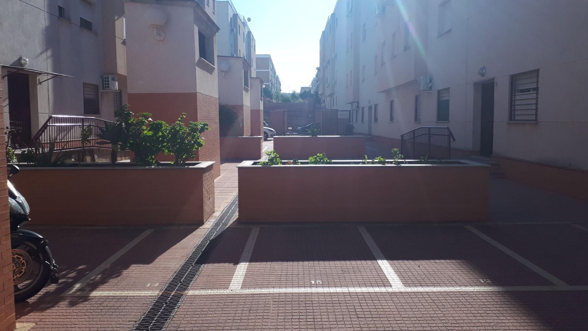 Vista exterior de Garatge en venda en Dos Hermanas