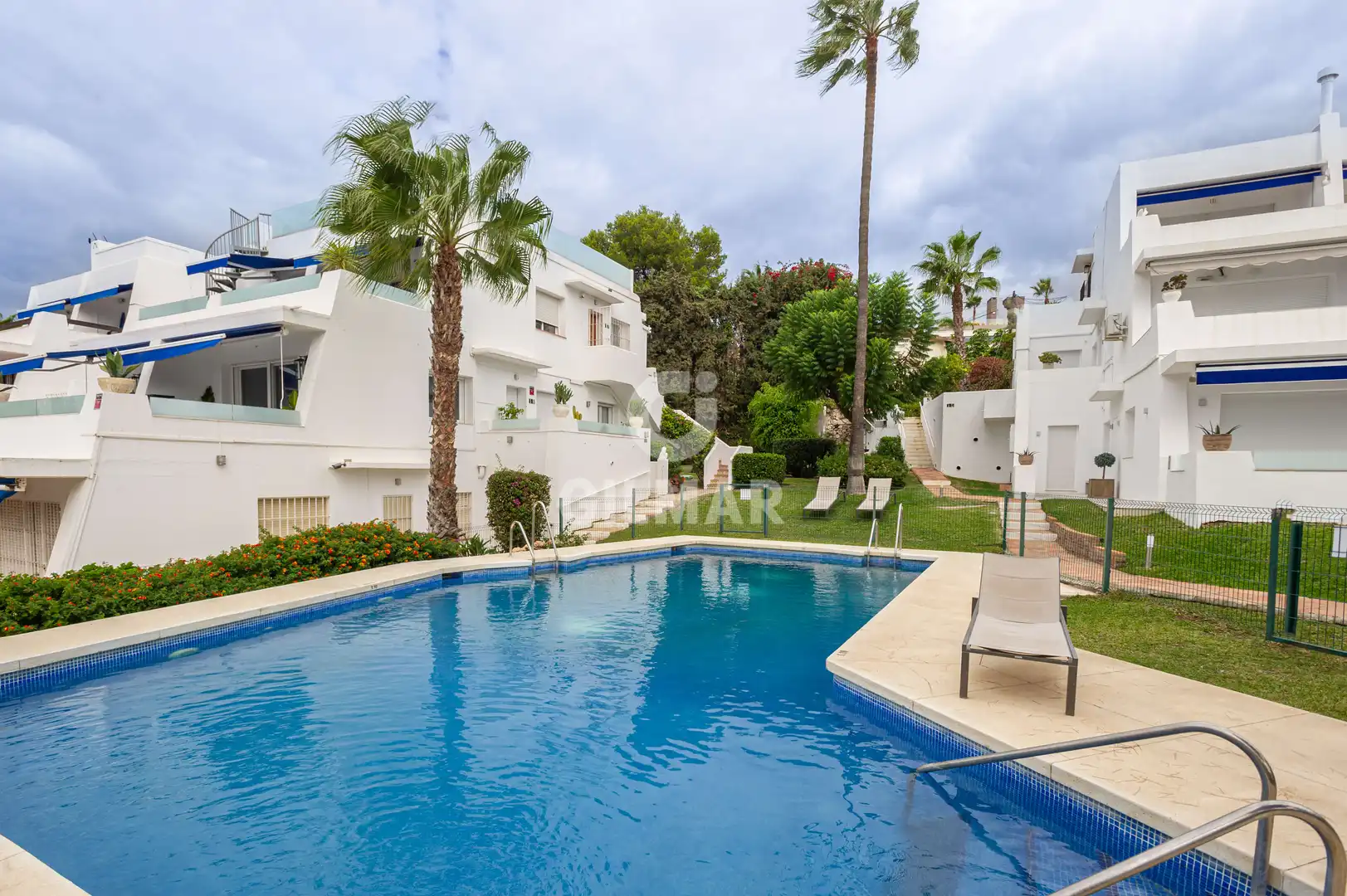 Vista exterior de Apartament en venda en Marbella amb Jardí privat, Traster i Piscina
