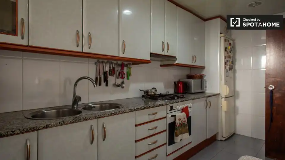 Cuina de Pis per a compartir en Barcelona amb Aire condicionat, Calefacció i Moblat