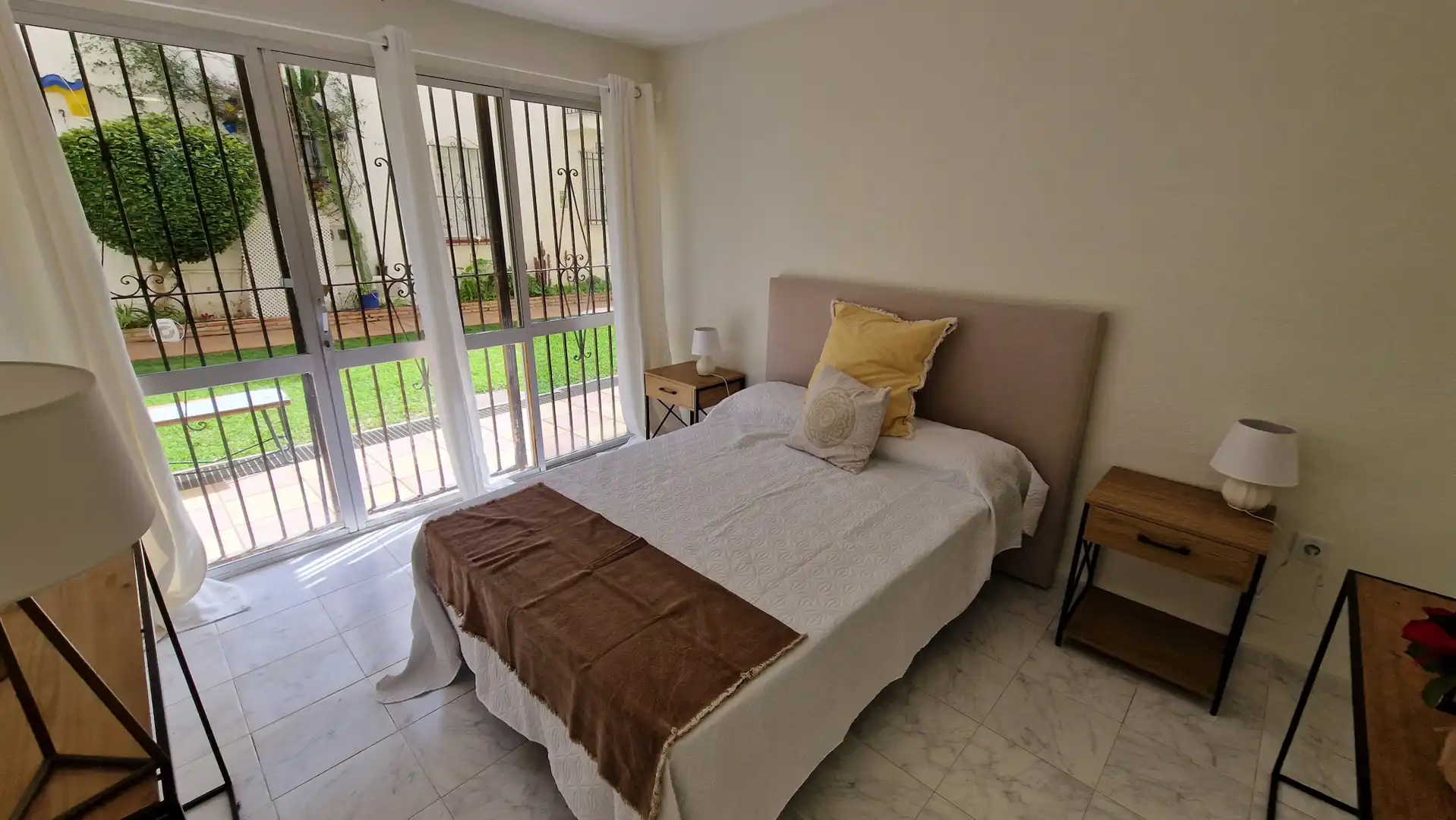 Habitación de Planta baja en venta en Estepona con Amueblado y Alarma