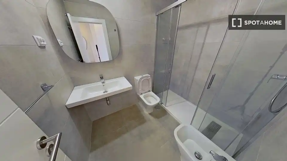 Bany de Apartament per a compartir en Málaga amb Aire condicionat, Terrassa i Moblat