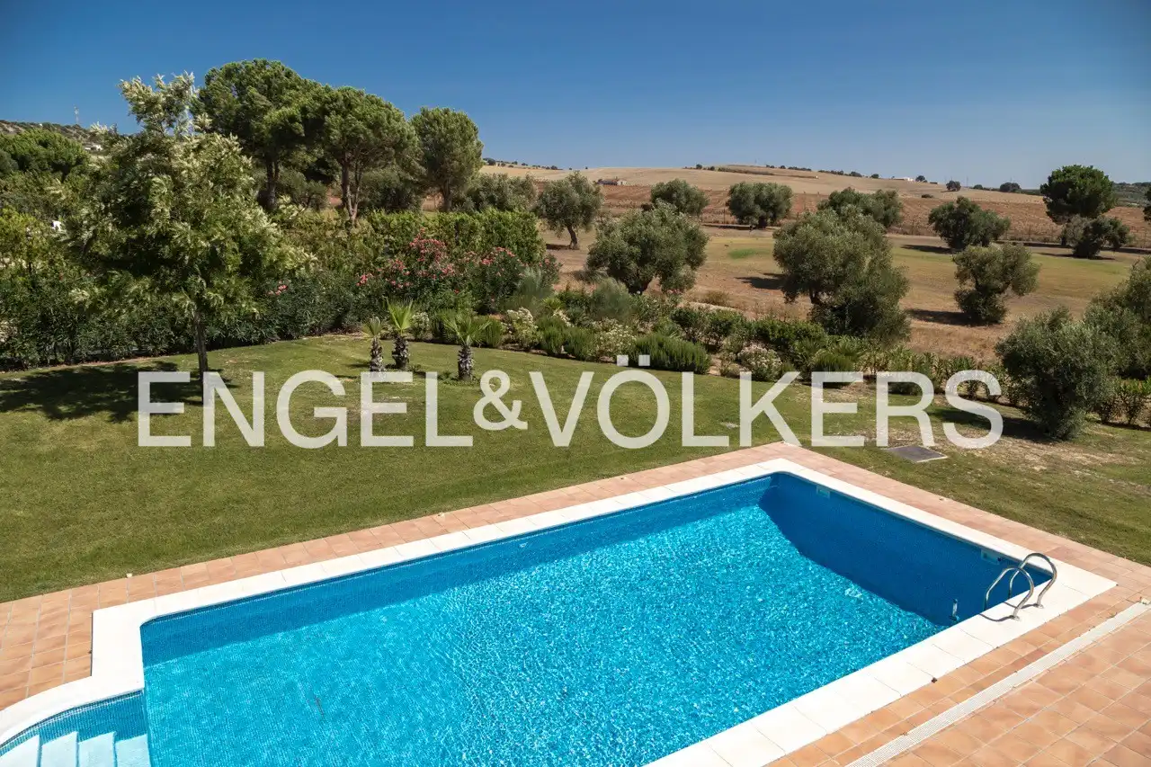 Piscina de Finca rústica en venda en Arcos de la Frontera amb Aire condicionat, Calefacció i Jardí privat
