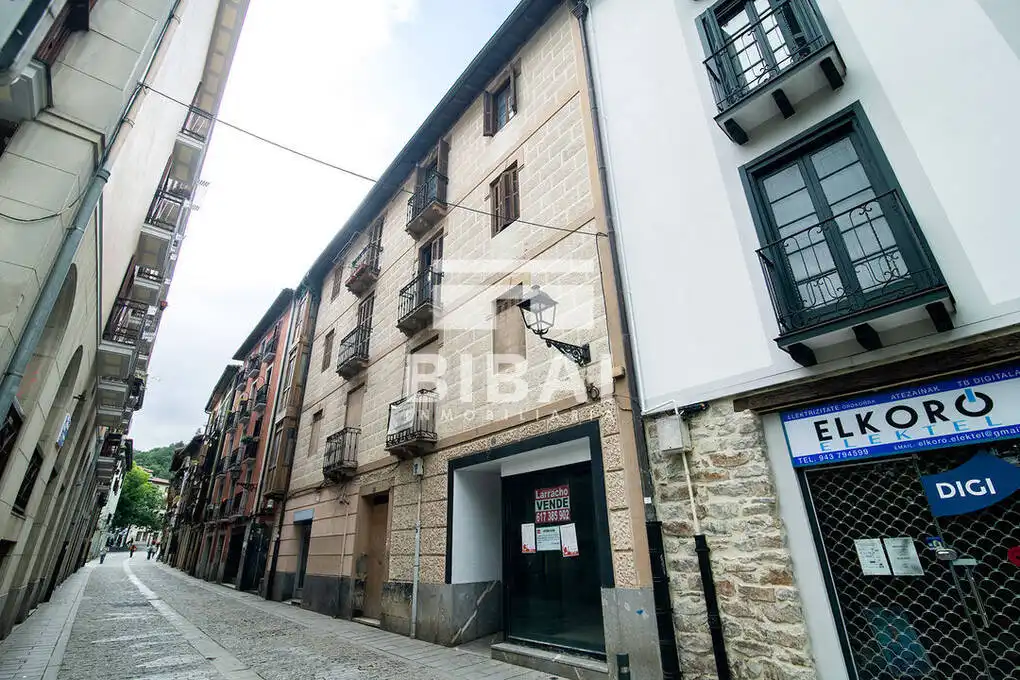 Vista exterior de Edificio en venta en Arrasate / Mondragón