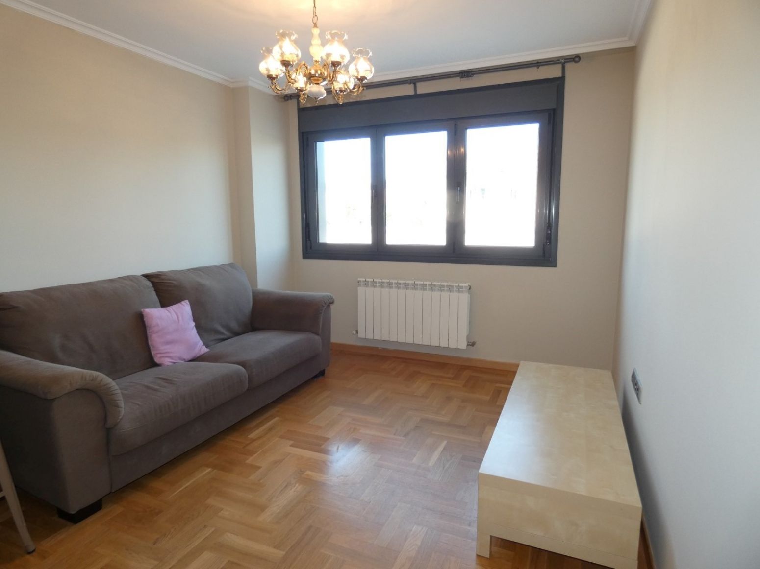 Sala d'estar de Pis de lloguer en Siero amb Calefacció, Parquet i Moblat