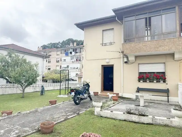 Vista exterior de Casa adosada en venda en Reocín amb Jardí privat, Terrassa i Traster