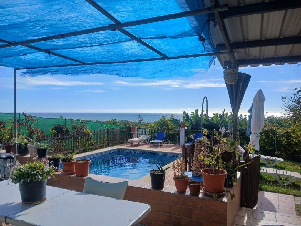Piscina de Finca rústica en venda en Nerja amb Piscina, Moblat i Jacuzzi