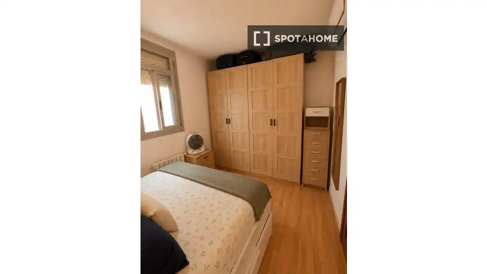 Bedroom of Flat for share in Eixample