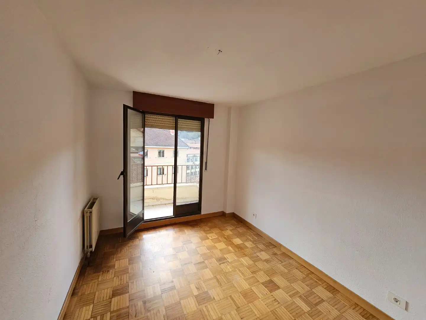 Habitación de Piso en venta en Pradoluengo con Trastero