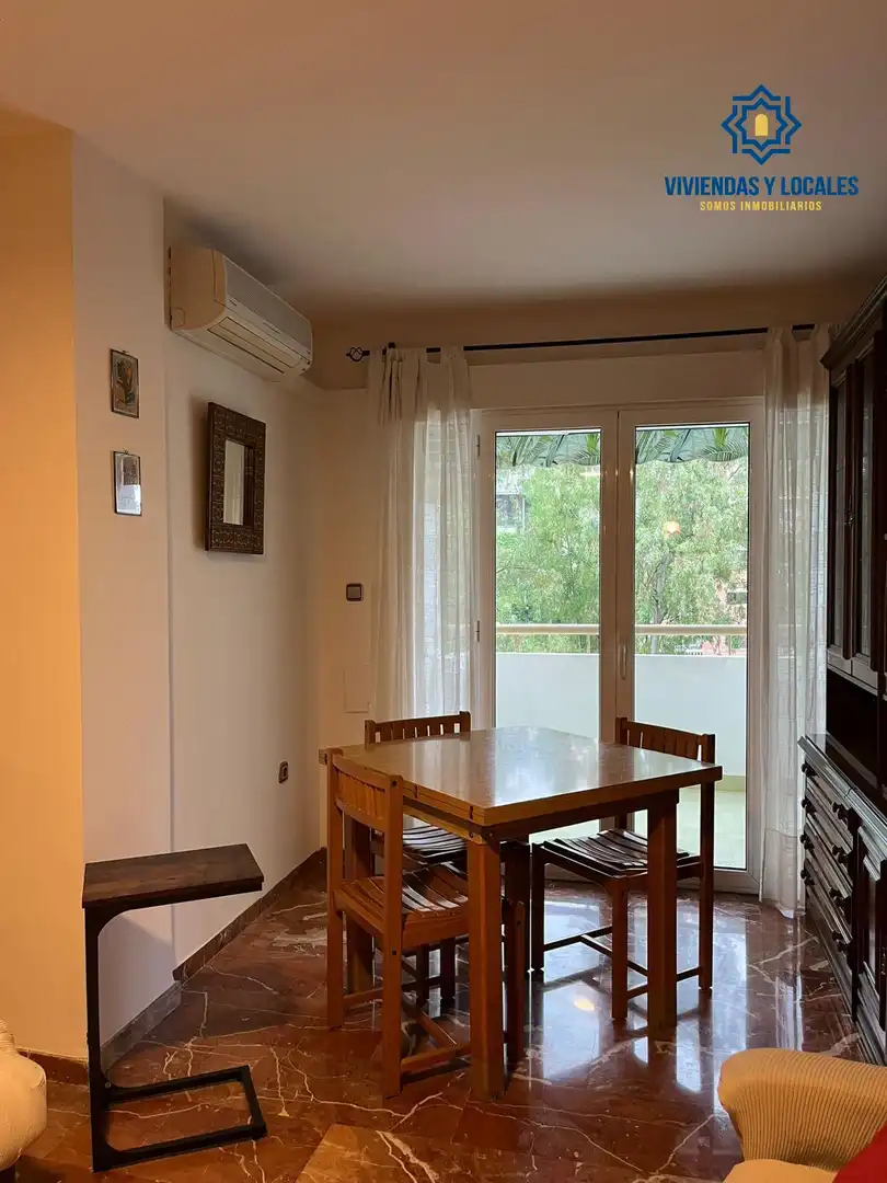 Comedor de Piso de alquiler en Granada con Aire acondicionado, Amueblado y Balcón