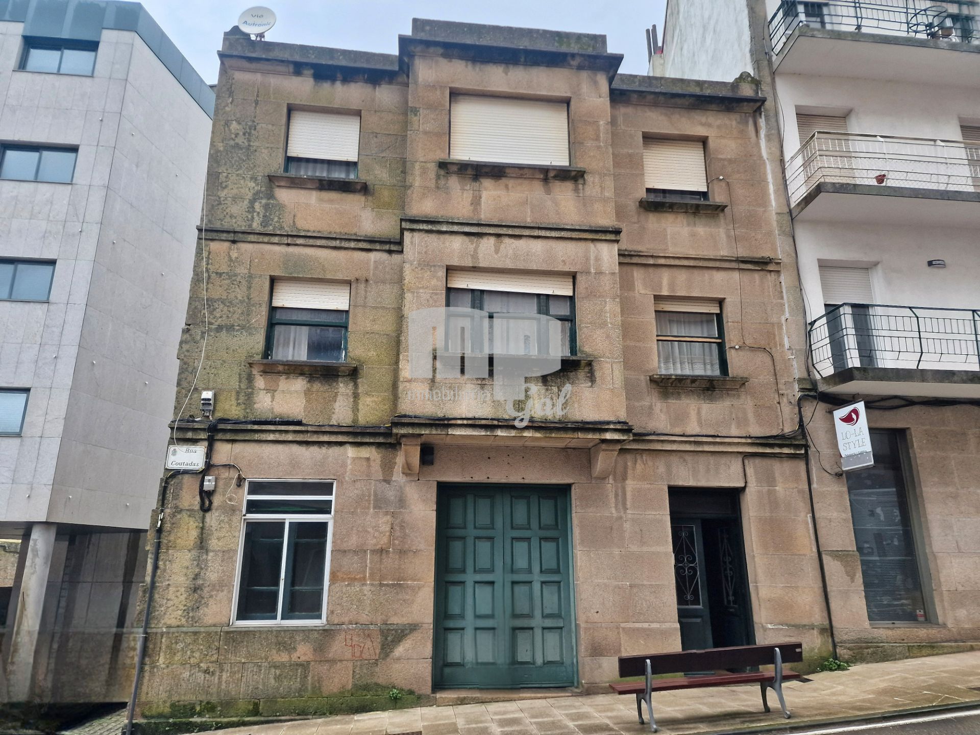 Vista exterior de Edifici en venda en Vigo 