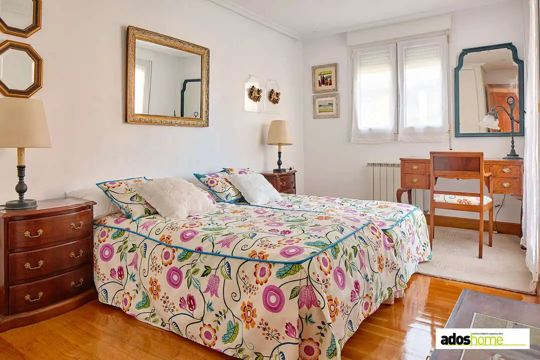 Habitación de Casa adosada en venta en Zarautz con Calefacción