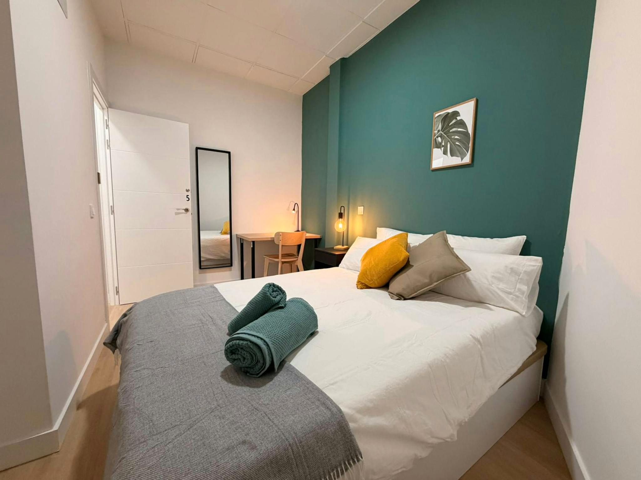 Bedroom of Flat to share in  Madrid Capital  with Air Conditioner, Heating and Washing machine