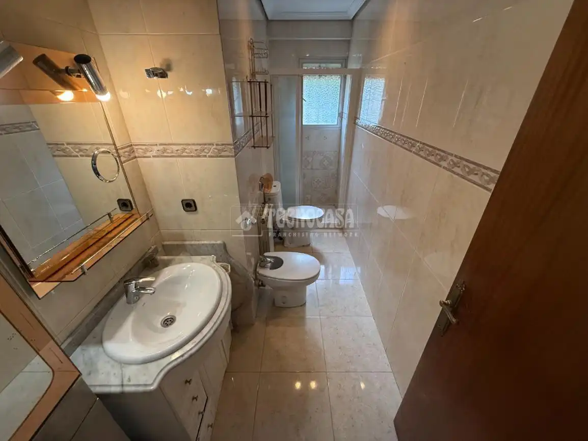 Bathroom of Flat for sale in Madrid
