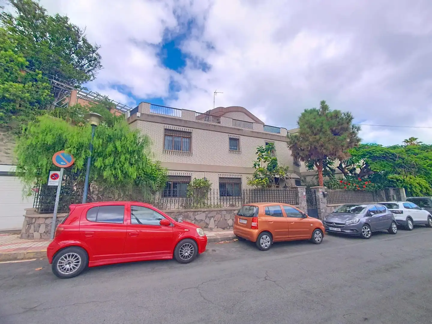 Vista exterior de Casa o xalet en venda en Las Palmas de Gran Canaria amb Aire condicionat, Jardí privat i Balcó