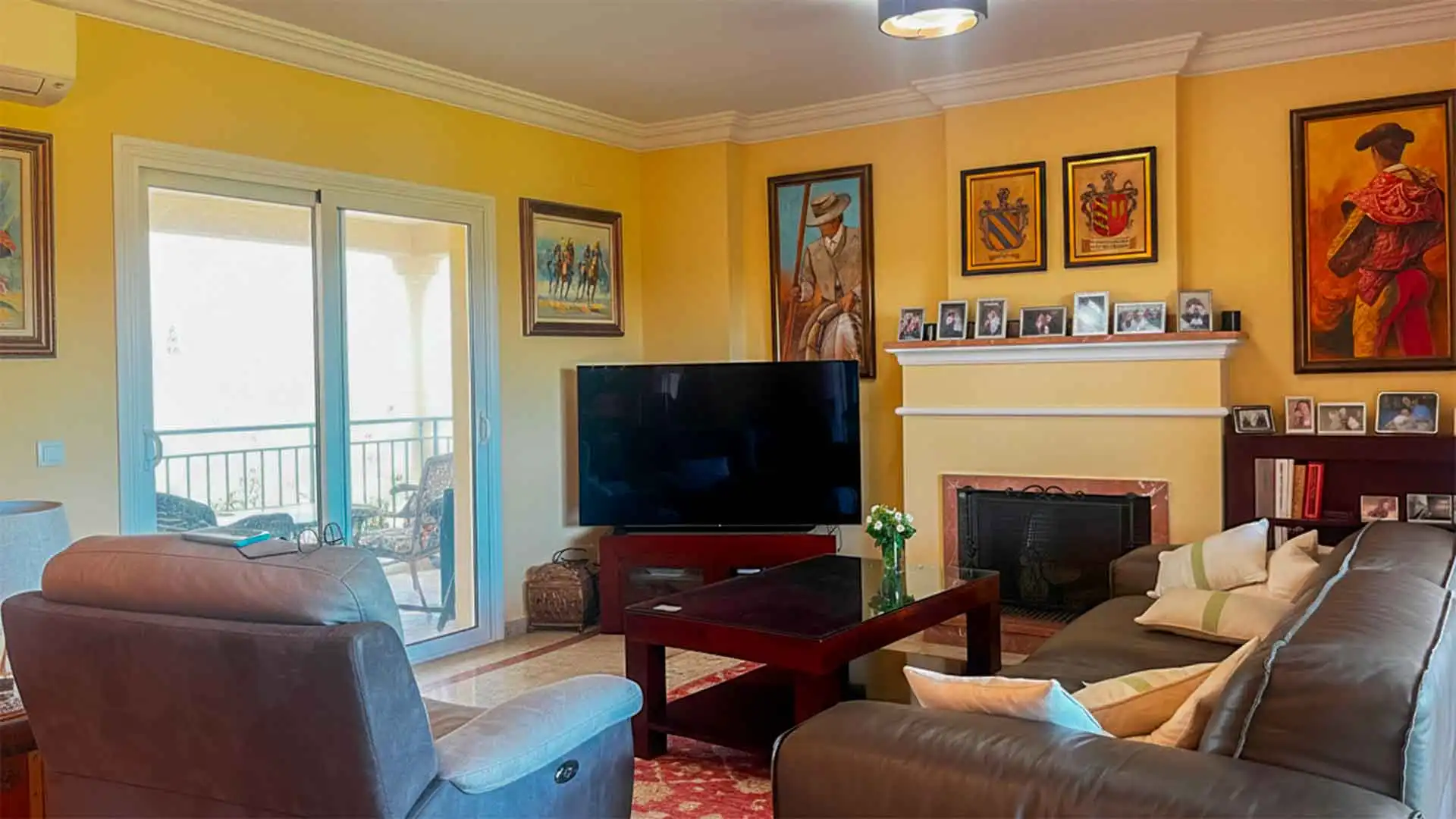 Sala d'estar de Casa adosada en venda en Marbella amb Aire condicionat, Jardí privat i Terrassa