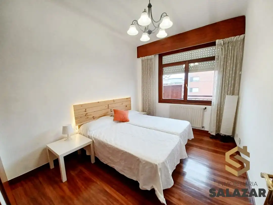 Dormitori de Apartament de lloguer en Bilbao  amb Calefacció, Terrassa i Microones