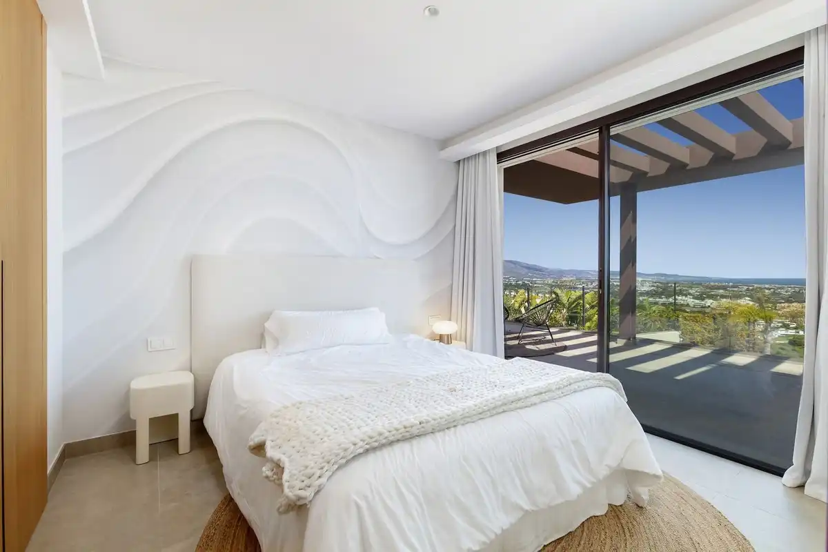 Dormitori de Casa adosada en venda en Benahavís amb Aire condicionat, Terrassa i Traster