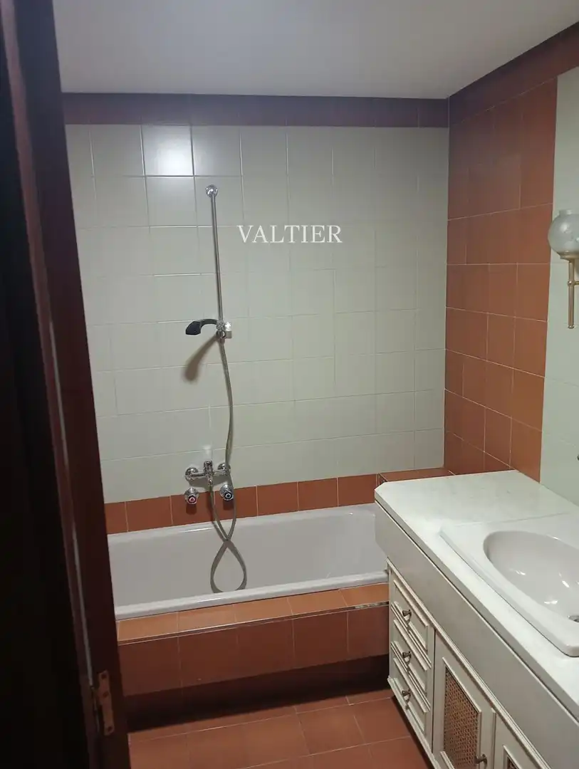 Baño de Piso de alquiler en Madrid con Aire acondicionado, Terraza y Amueblado