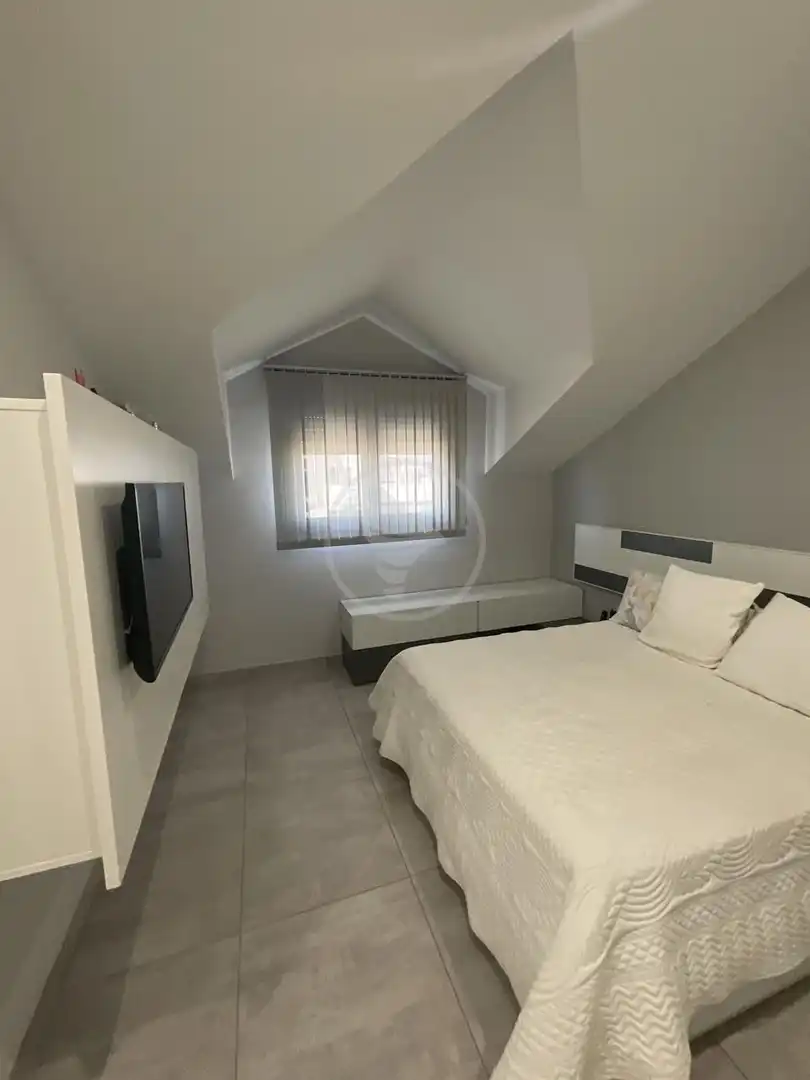 Dormitori de Casa o xalet en venda en Linares amb Aire condicionat, Jardí privat i Piscina