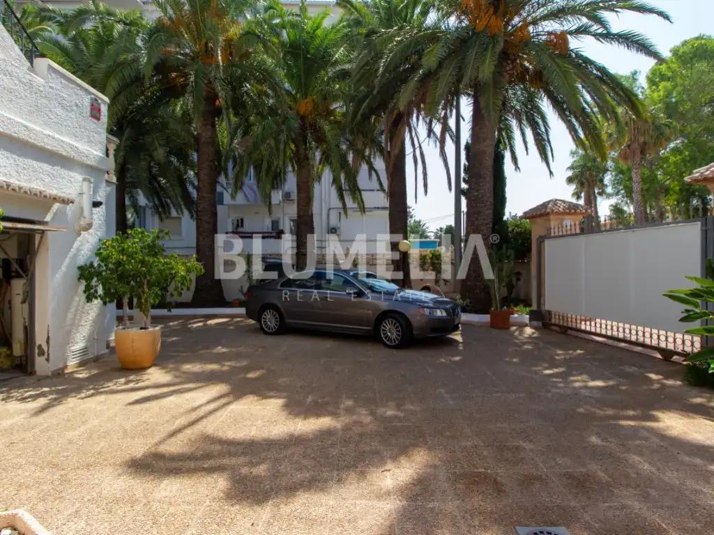 Vista exterior de Casa o xalet en venda en Dénia amb Aire condicionat, Jardí privat i Terrassa