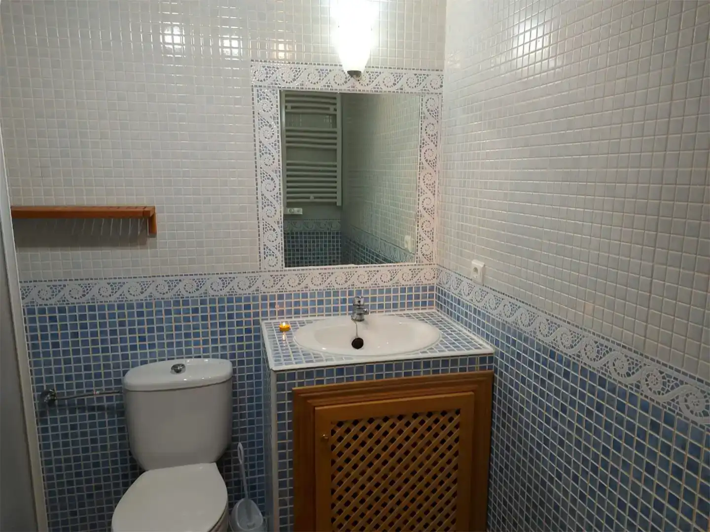 Badezimmer von Wohnung zur Miete in Trujillo mit Klimaanlage, Privatgarten und Parkett