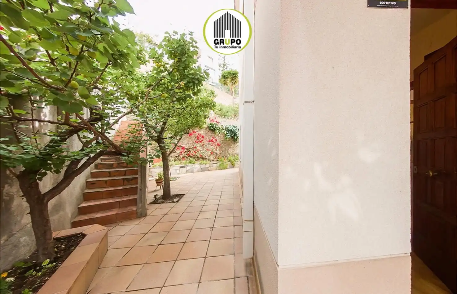 Vista exterior de Casa o xalet en venda en Esplugues de Llobregat amb Calefacció i Jardí privat