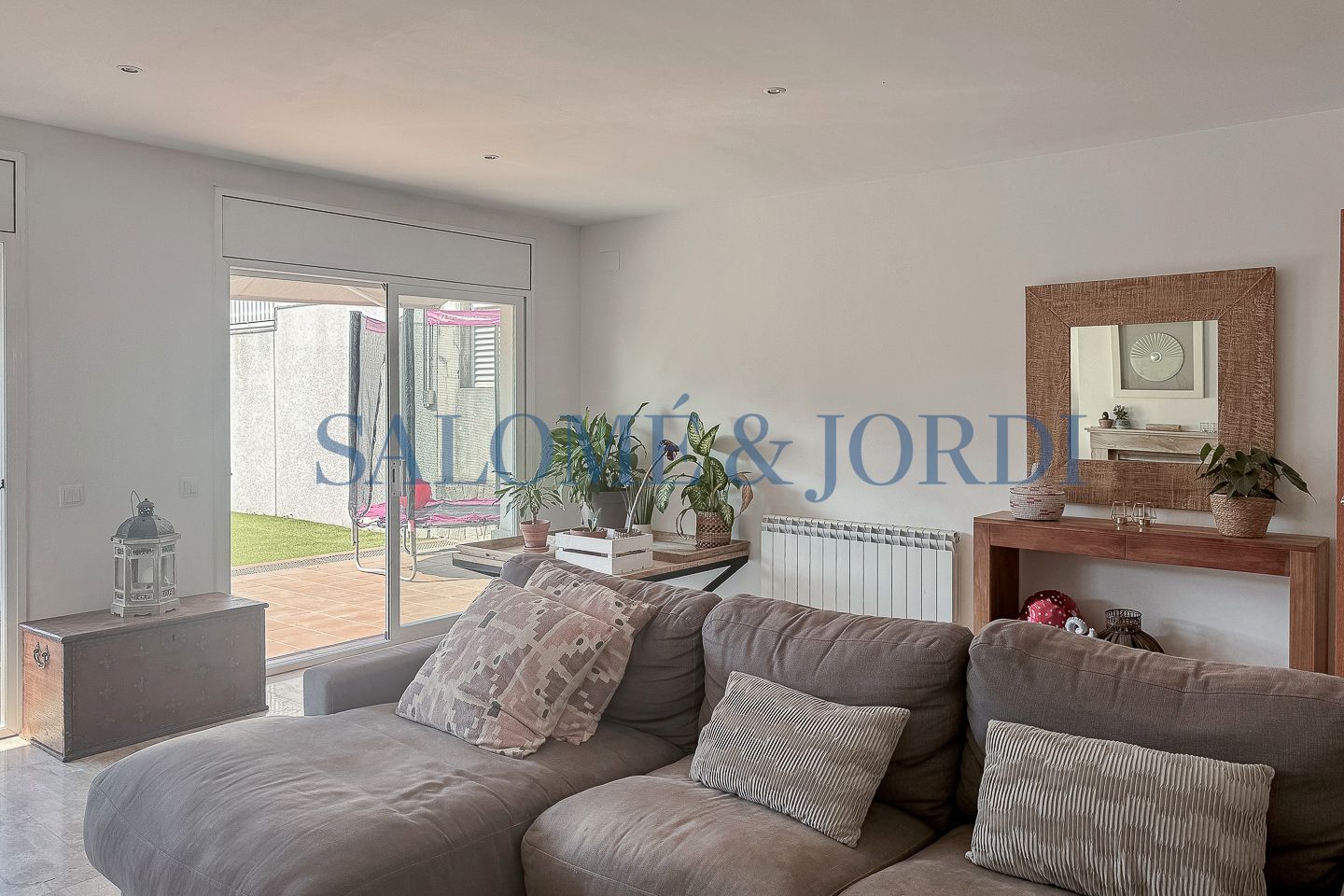 Living room of Single-family semi-detached for sale in Argentona  with Air Conditioner, Heating and Private garden