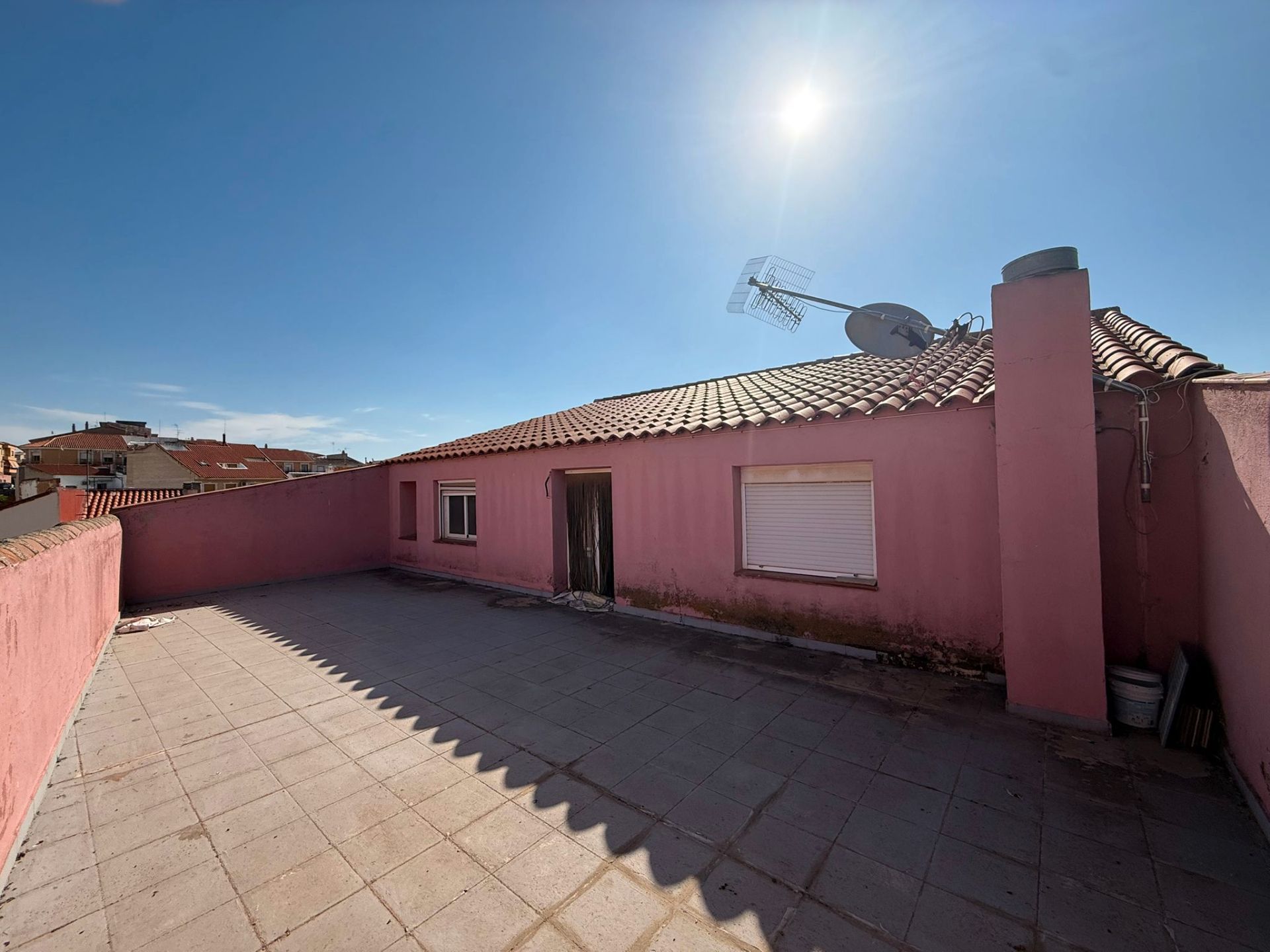 Vista exterior de Àtic en venda en La Solana   amb Aire condicionat, Terrassa i Alarma
